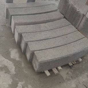双鸭山芝麻白弧形路牙石