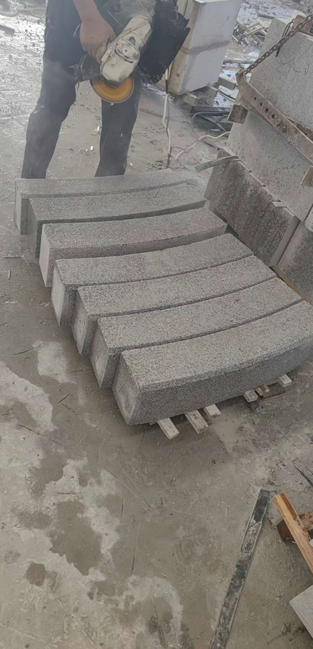 双鸭山芝麻白弧形路牙石
