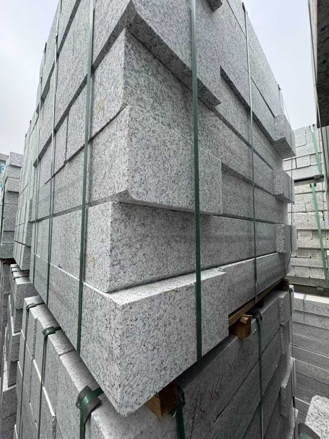 双鸭山芝麻白路牙石 马路牙子